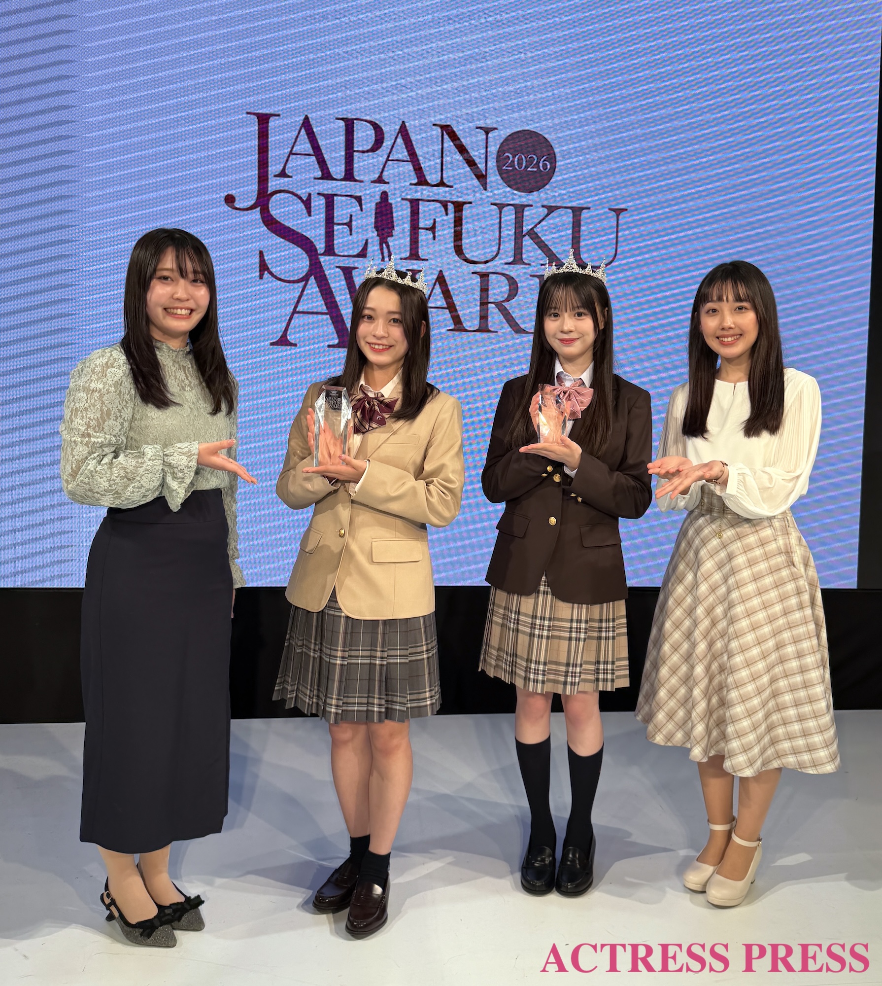左から、早川千鶴(MC)、紗和(女子グランプリ)、水野樺恋(準グランプリ)、鈴木遥(MC)『第13回日本制服アワード』取材にて(2026年2月22日、ベルエポック美容専門学校にて)(C)ACTRESS PRESS編集部. 撮影:仲西一成